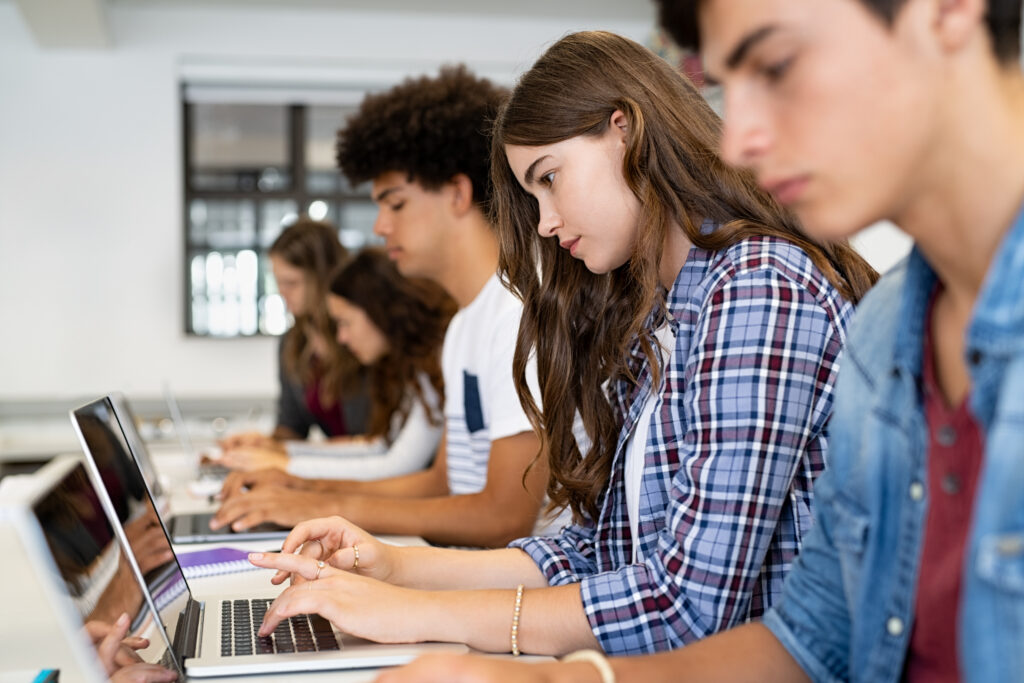 Studenten mit Laptop in einem Klassenraum